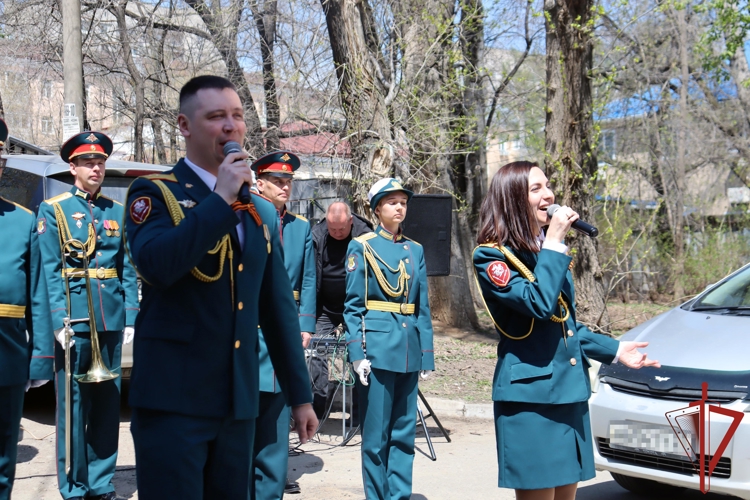 В Хабаровске росгвардейцы провели патриотическую акцию «Парад у дома ветерана» 