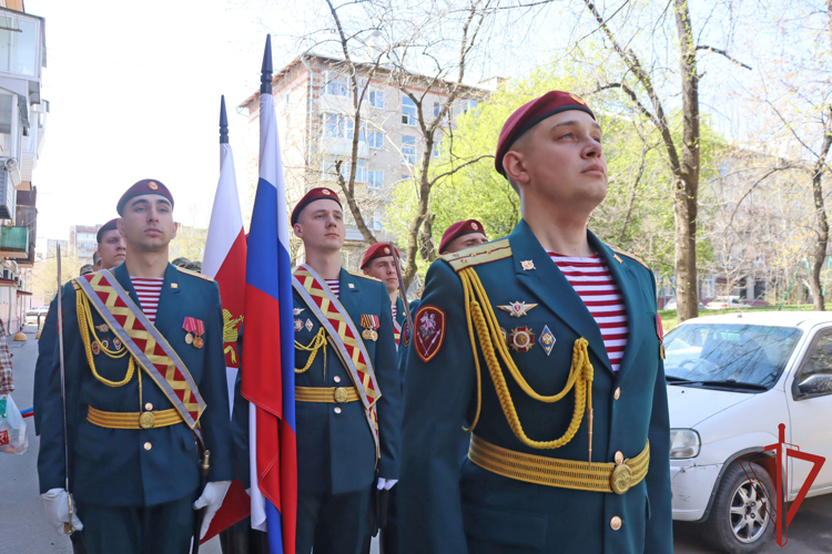 В Хабаровске росгвардейцы провели патриотическую акцию «Парад у дома ветерана» 