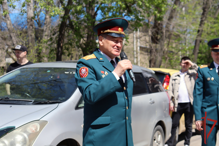 В Хабаровске росгвардейцы провели патриотическую акцию «Парад у дома ветерана» 