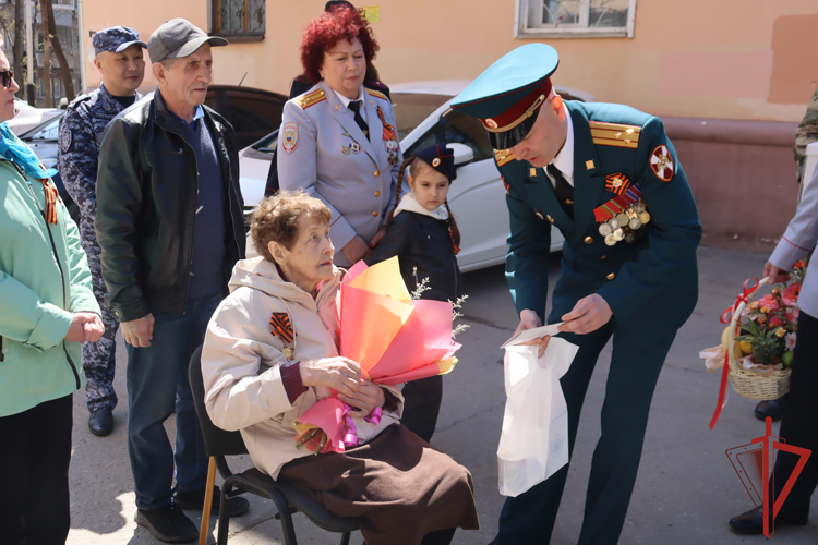 В Хабаровске росгвардейцы провели патриотическую акцию «Парад у дома ветерана» 