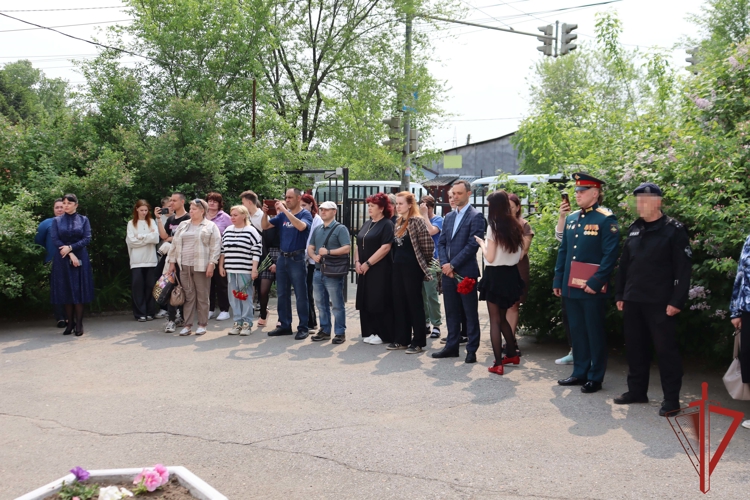 Мемориальную доску погибшему сотруднику СОБР открыли в Хабаровске