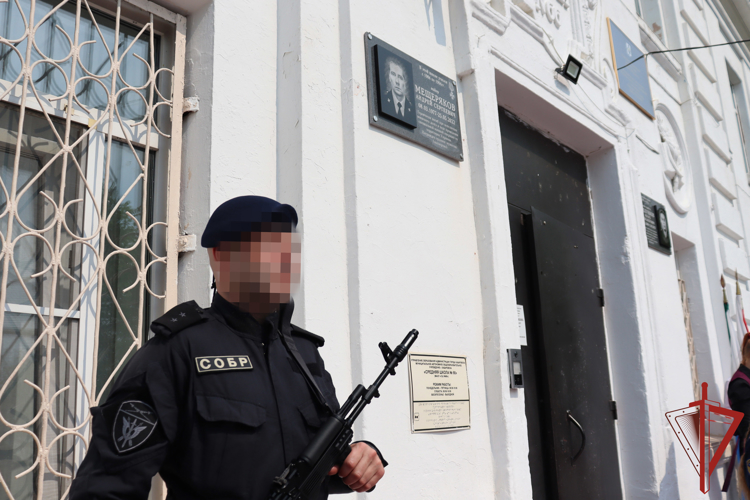 Мемориальную доску погибшему сотруднику СОБР открыли в Хабаровске