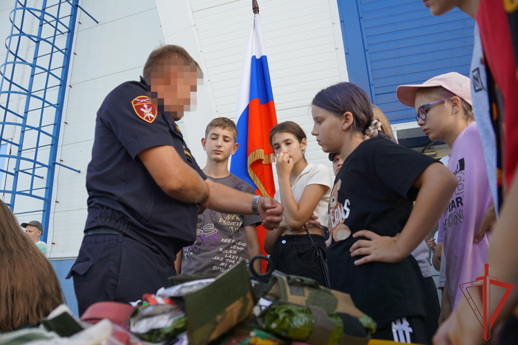 Хабаровские росгвардейцы встретились с юными дальневосточниками в краевом детском центре «Созвездие»