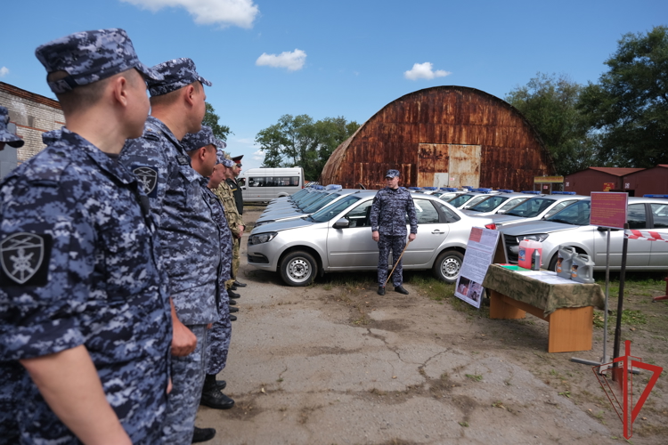 В Хабаровске состоялись занятия с росгвардейцами, ответственными за перевод техники и вооружения на зимний период эксплуатации