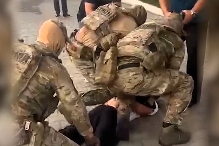 При силовой поддержке сотрудников хабаровского ОМОН задержаны подозреваемые в причинении тяжкого вреда здоровью (ВИДЕО)