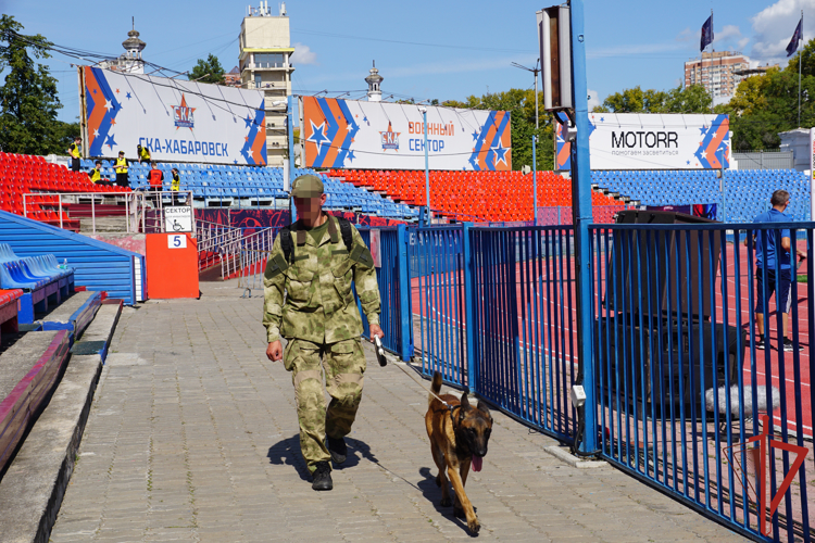 Сотрудники Росгвардии обеспечили охрану общественного порядка и безопасность на футбольном матче в Хабаровске