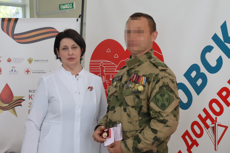 В Хабаровске сотрудник СОБР удостоен звания «Почетный донор России»