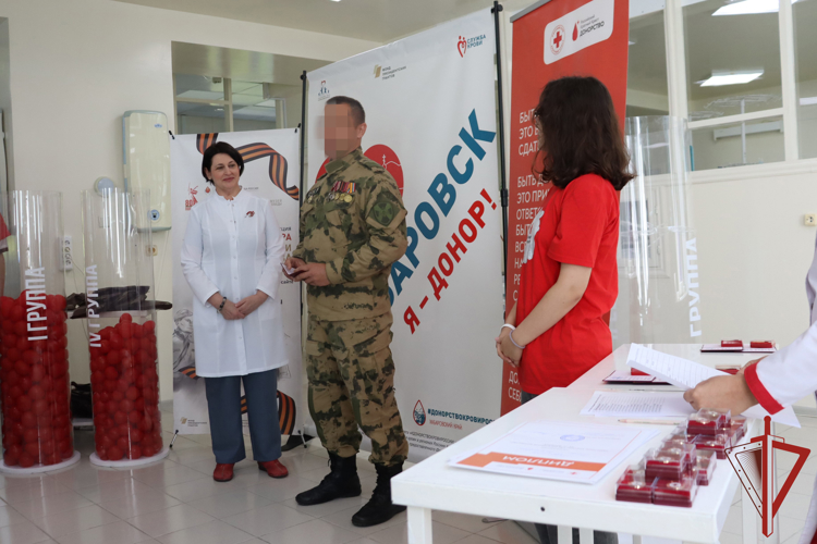 В Хабаровске сотрудник СОБР удостоен звания «Почетный донор России»