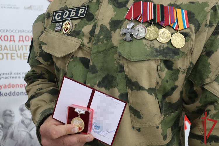 В Хабаровске сотрудник СОБР удостоен звания «Почетный донор России»