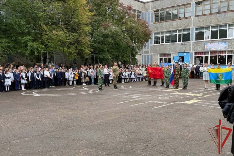 В Хабаровском крае росгвардейцы поздравили учеников подшефных классов с Днём знаний 