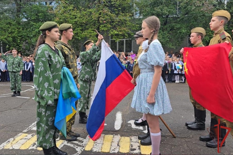 В Хабаровском крае росгвардейцы поздравили учеников подшефных классов с Днём знаний 