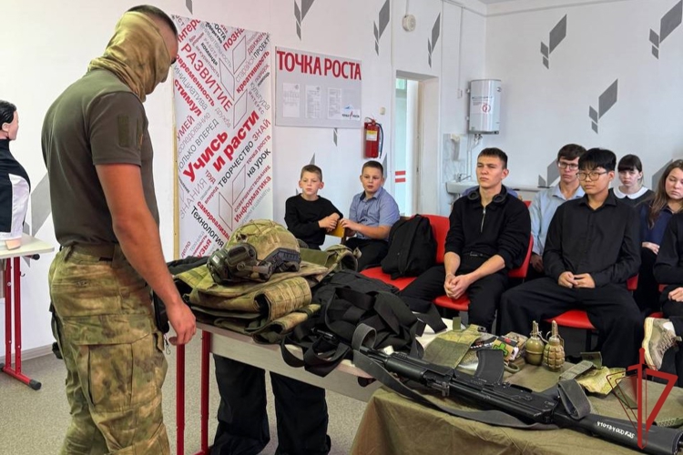 В Комсомольском районе Хабаровского края росгвардейцы встретились со старшеклассниками сельской школы 