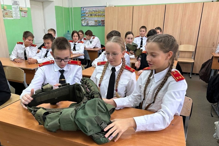 Сотрудники комсомольского ОМОН «Ураган» провели урок мужества для учеников кадетских классов