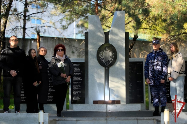 В Хабаровске будущие росгвардейцы почтили память сотрудников правоохранительных органов, погибших при исполнении служебного долга