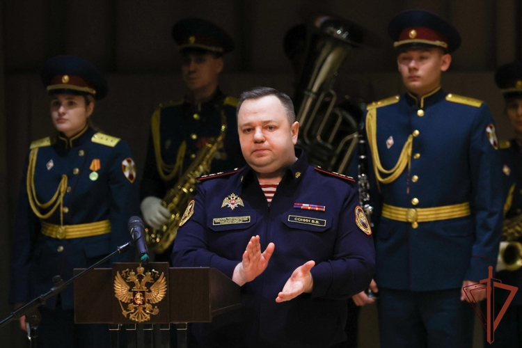 Заместитель директора Росгвардии Василий Сонин вручил государственные и ведомственные награды сотрудникам вневедомственной охраны в день профессионального праздника 