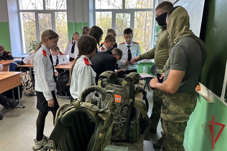 Сотрудники комсомольского ОМОН «Ураган» провели урок мужества для учеников кадетских классов