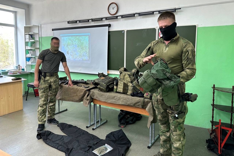 Сотрудники комсомольского ОМОН «Ураган» провели урок мужества для учеников кадетских классов