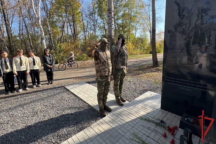 В Комсомольске-на-Амуре росгвардейцы вместе с учениками подшефных классов привели в порядок территорию возле мемориала погибшим сотрудникам ОМОН Росгвардии