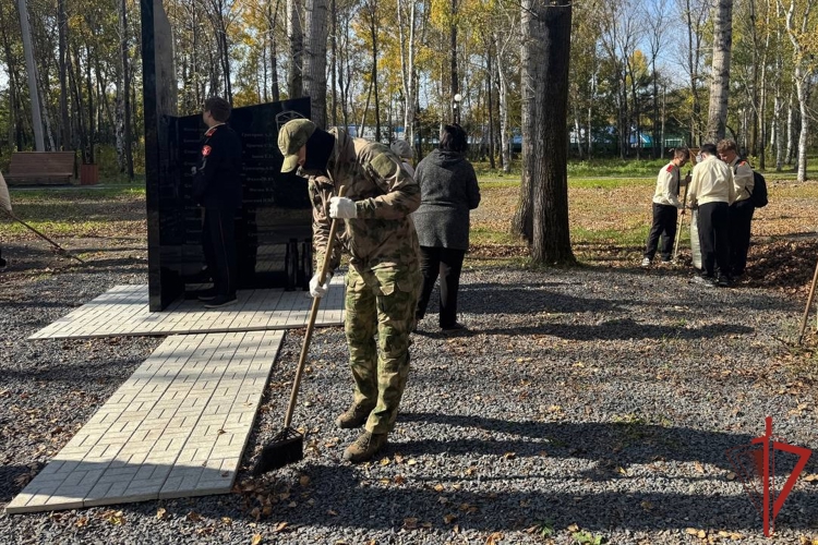 В Комсомольске-на-Амуре росгвардейцы вместе с учениками подшефных классов привели в порядок территорию возле мемориала погибшим сотрудникам ОМОН Росгвардии