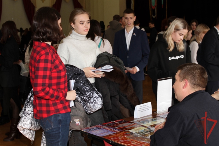 В Хабаровске сотрудники Росгвардии приняли участие в «круглом столе» со студентами Тихоокеанского университета 