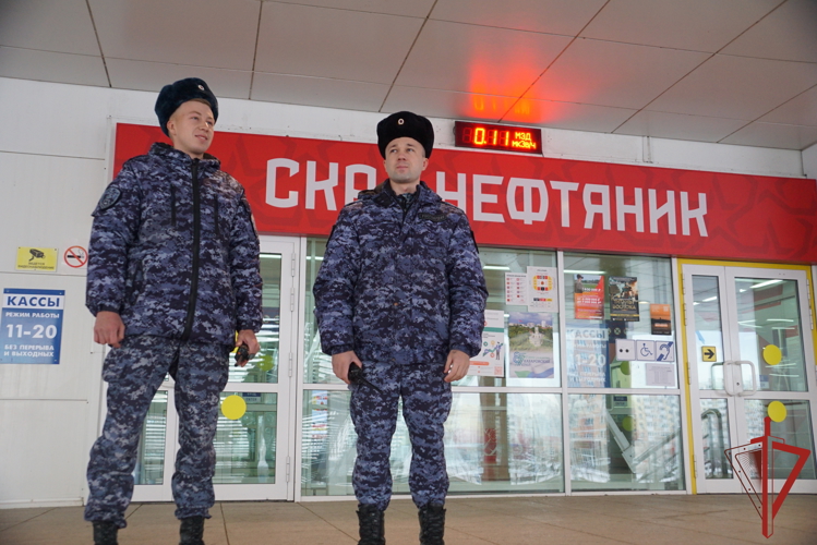В Хабаровске сотрудники Росгвардии обеспечили правопорядок во время матча чемпионата России по хоккею с мячом