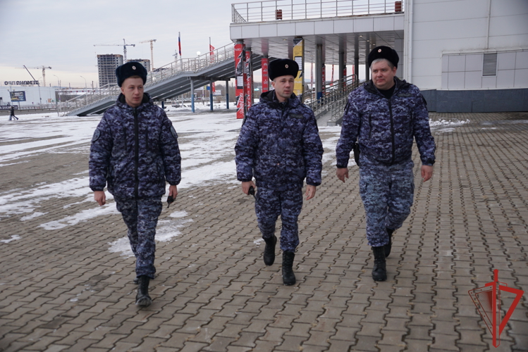 В Хабаровске сотрудники Росгвардии обеспечили правопорядок во время матча чемпионата России по хоккею с мячом