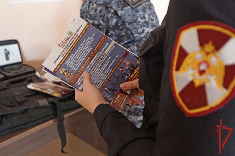 В День призывника хабаровские школьники и студенты стали гостями Росгвардии