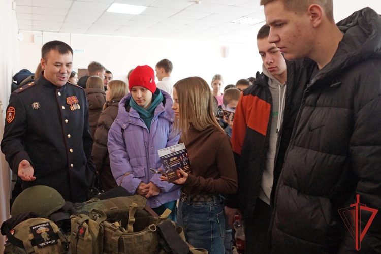 В День призывника хабаровские школьники и студенты стали гостями Росгвардии