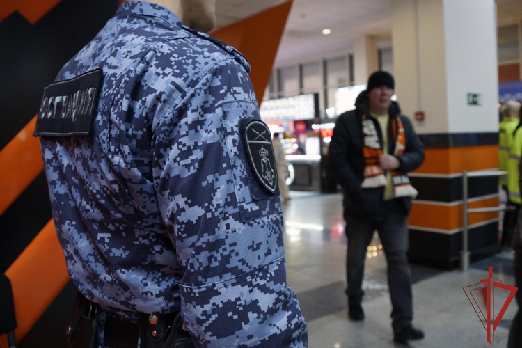 В Хабаровске росгвардейцы обеспечили правопорядок во время матчей по футболу и хоккею