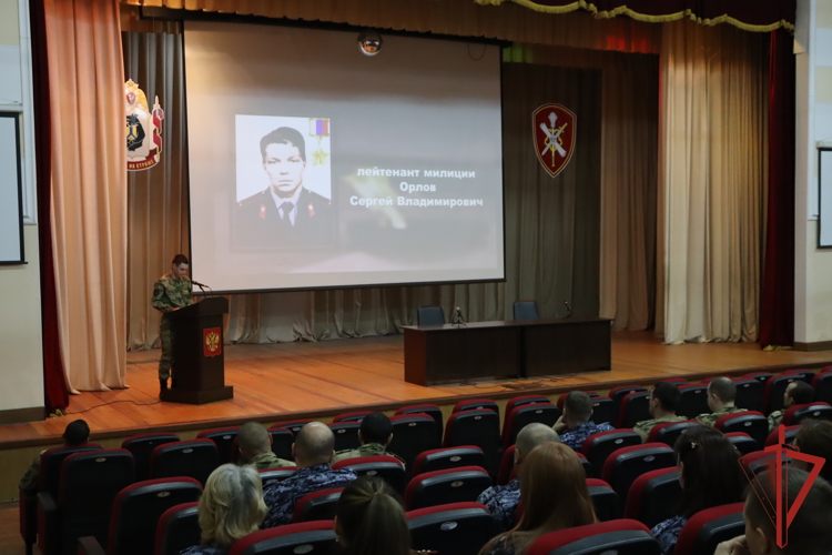 В Управлении Росгвардии по Хабаровскому краю почтили память сотрудников органов внутренних дел, погибших при исполнении служебных обязанностей