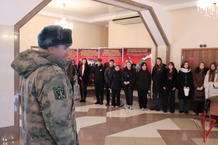 В канун Дня призывника хабаровские старшеклассники побывали в гостях у росгвардейцев