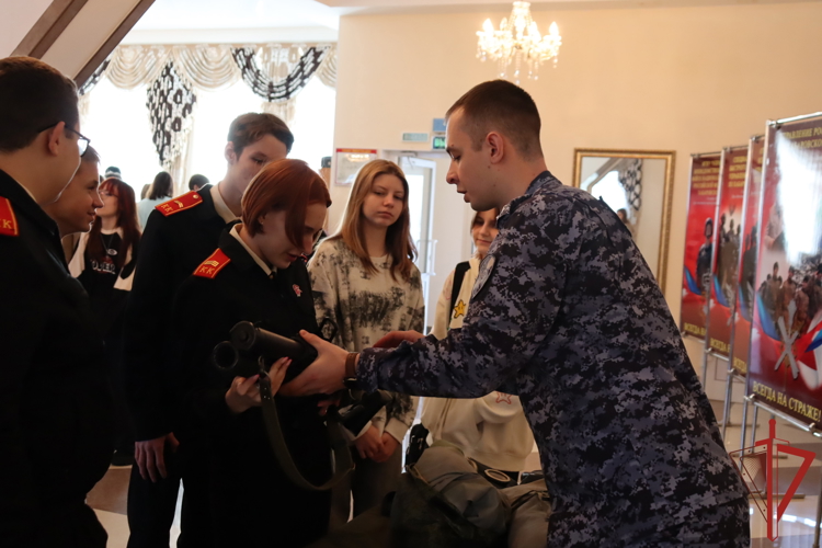 В канун Дня призывника хабаровские старшеклассники побывали в гостях у росгвардейцев