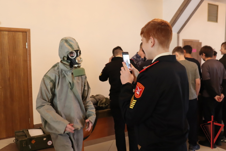 В канун Дня призывника хабаровские старшеклассники побывали в гостях у росгвардейцев