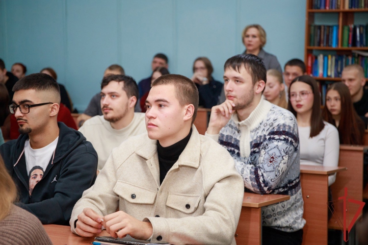 В г. Комсомольске-на-Амуре сотрудники ОМОН «Ураган» Росгвардии провели встречу с учащимися лицея 