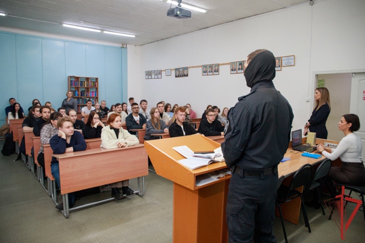 В г. Комсомольске-на-Амуре сотрудники ОМОН «Ураган» Росгвардии провели встречу с учащимися лицея 
