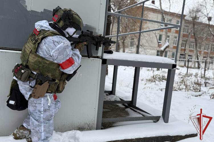 В Комсомольске-на-Амуре росгвардейцы приняли участие в антитеррористической тренировке на объекте образования