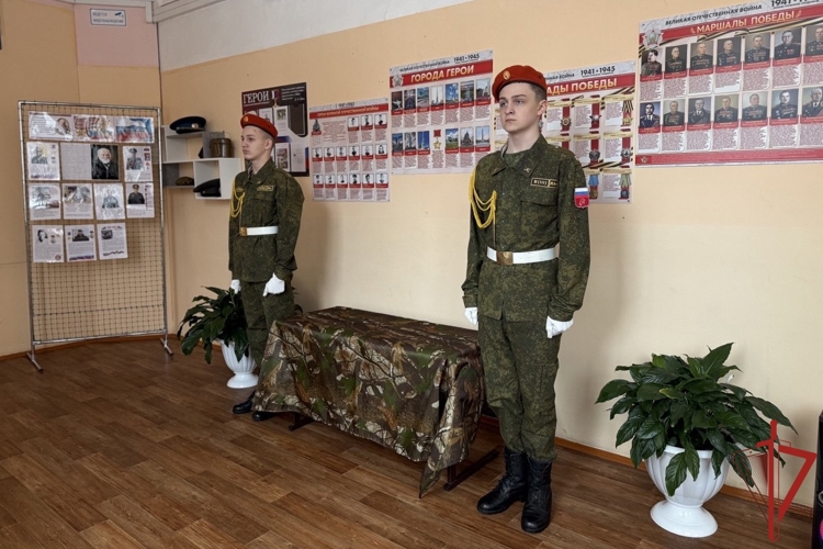 «Парта Героя» в память об офицере спецназа Росгвардии открыта в школе Комсомольска-на-Амуре