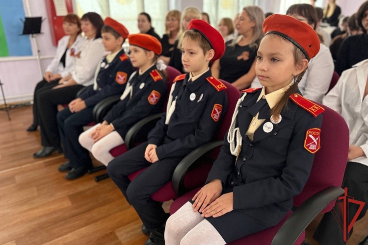 Парты Героев в память об офицерах ОМОН Росгвардии открыли в школах Комсомольска-на-Амуре