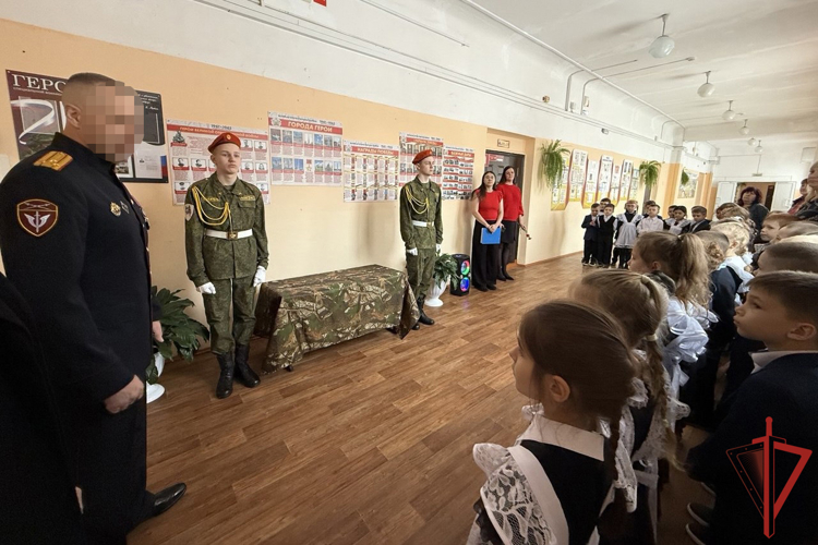 «Парта Героя» в память об офицере спецназа Росгвардии открыта в школе Комсомольска-на-Амуре