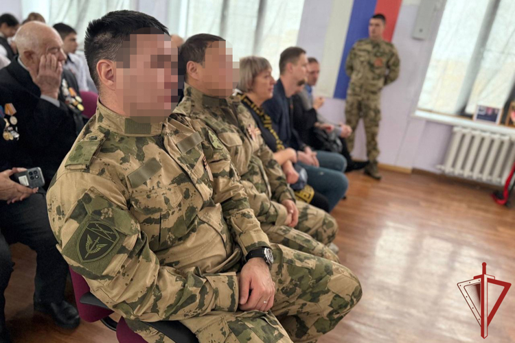 Парты Героев в память об офицерах ОМОН Росгвардии открыли в школах Комсомольска-на-Амуре