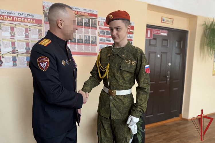 «Парта Героя» в память об офицере спецназа Росгвардии открыта в школе Комсомольска-на-Амуре