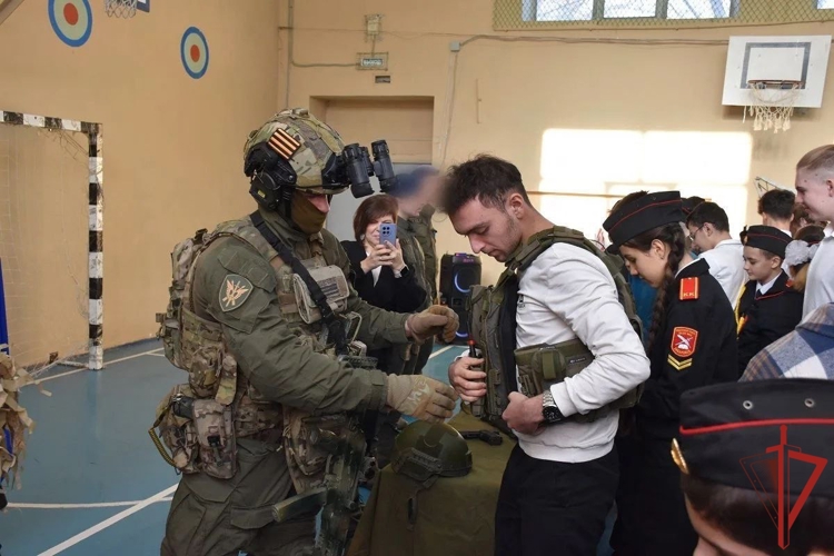 Урок мужества провели в хабаровской школе офицеры СОБР Росгвардии
