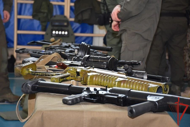Урок мужества провели в хабаровской школе офицеры СОБР Росгвардии