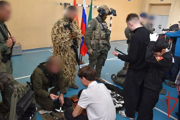 Урок мужества провели в хабаровской школе офицеры СОБР Росгвардии