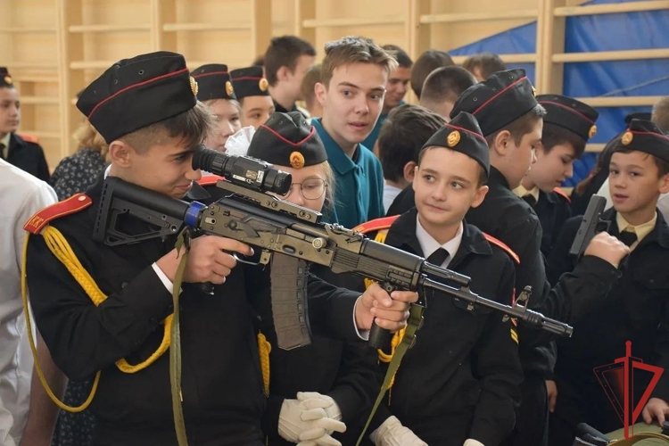 Урок мужества провели в хабаровской школе офицеры СОБР Росгвардии