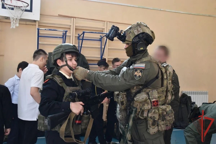 Урок мужества провели в хабаровской школе офицеры СОБР Росгвардии