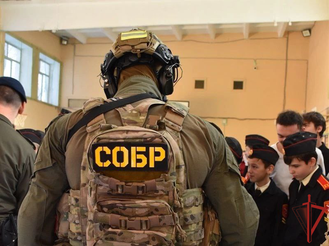 Урок мужества провели в хабаровской школе офицеры СОБР Росгвардии