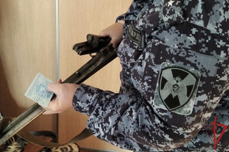 За прошедшую неделю сотрудники подразделений лицензионно-разрешительной работы провели более 120 проверок условий хранения оружия
