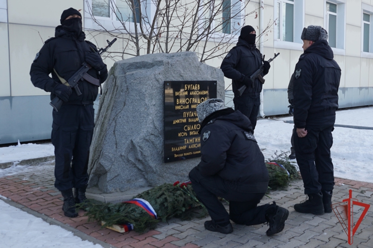 В Хабаровском крае военнослужащие и сотрудники Росгвардии почтили память Героев Отечества 