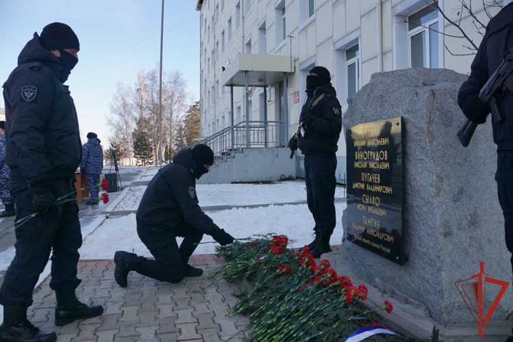 В Хабаровском крае военнослужащие и сотрудники Росгвардии почтили память Героев Отечества 